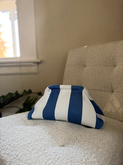 Retro Kisslock Knit Clutch Bag – Roomy, Soft & Stylish