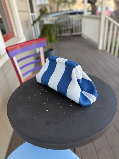 Retro Kisslock Knit Clutch Bag – Roomy, Soft & Stylish